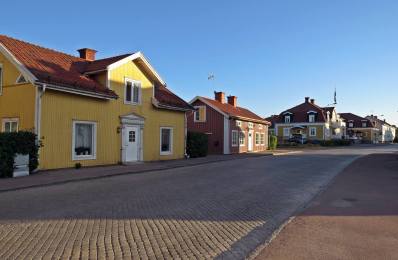 En gata med gamla hus
